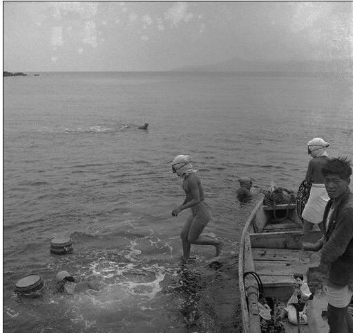 1947年赤裸的日本海女潜海捕捞老照片